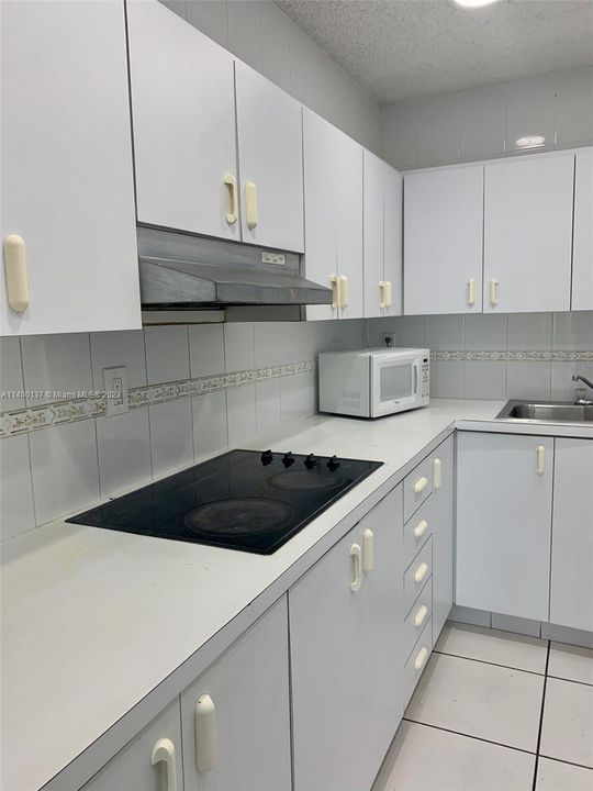 Recently Rented: $2,200 (2 beds, 1 baths, 975 Square Feet)