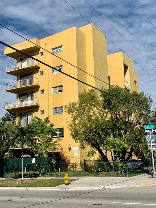 Recently Rented: $2,200 (2 beds, 1 baths, 975 Square Feet)