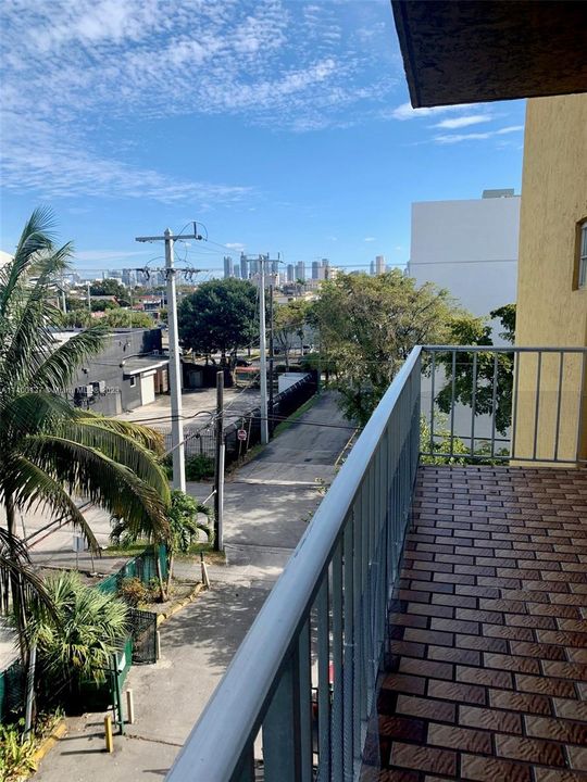 Recently Rented: $2,200 (2 beds, 1 baths, 975 Square Feet)