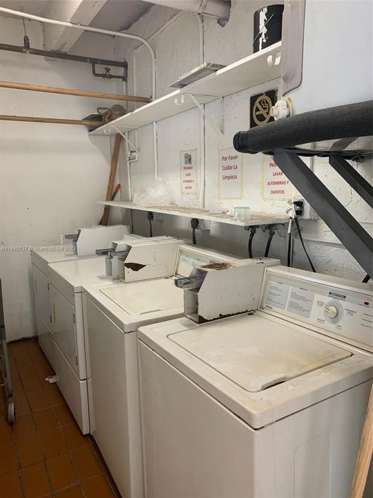 Recently Rented: $2,200 (2 beds, 1 baths, 975 Square Feet)