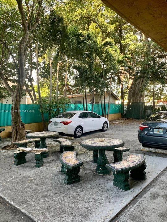 Recently Rented: $2,200 (2 beds, 1 baths, 975 Square Feet)