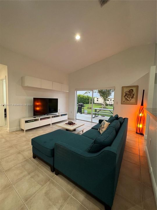 Recently Rented: $4,800 (3 beds, 2 baths, 1421 Square Feet)