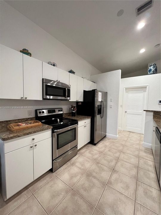 Recently Rented: $4,800 (3 beds, 2 baths, 1421 Square Feet)