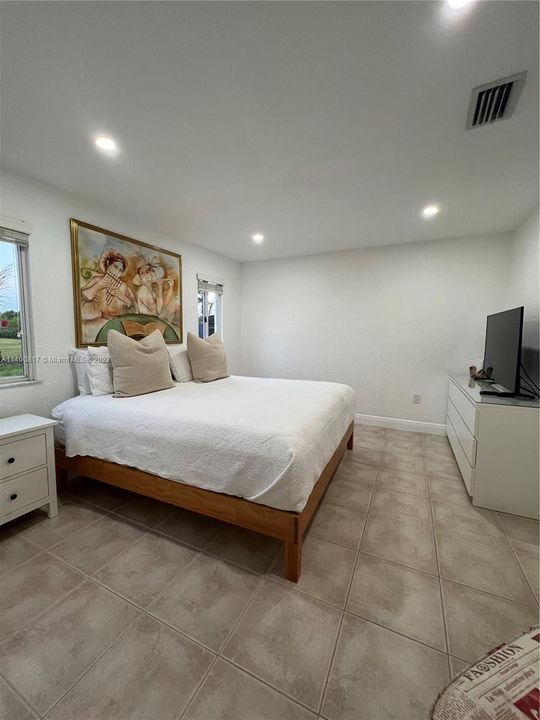 Recently Rented: $4,800 (3 beds, 2 baths, 1421 Square Feet)