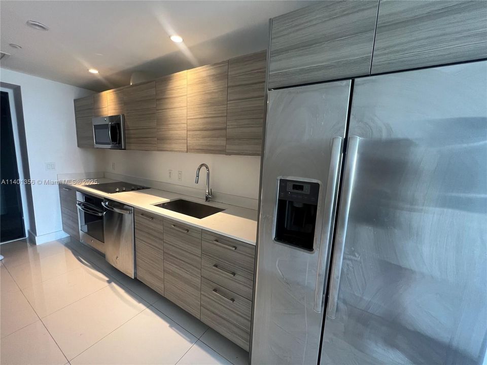 For Rent: $4,000 (1 beds, 1 baths, 621 Square Feet)