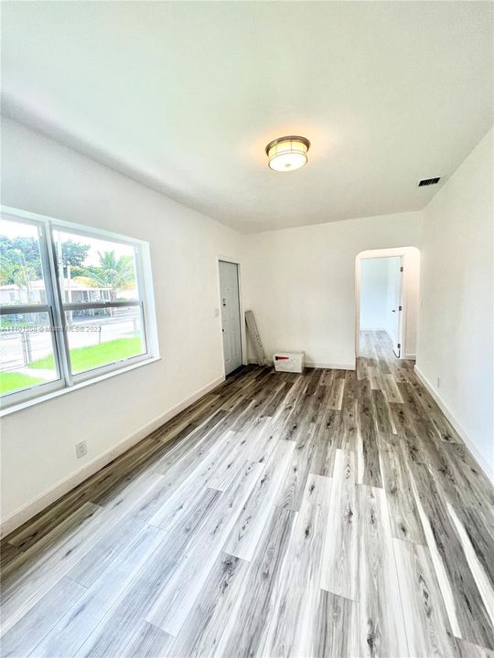 Recently Rented: $2,950 (2 beds, 1 baths, 907 Square Feet)