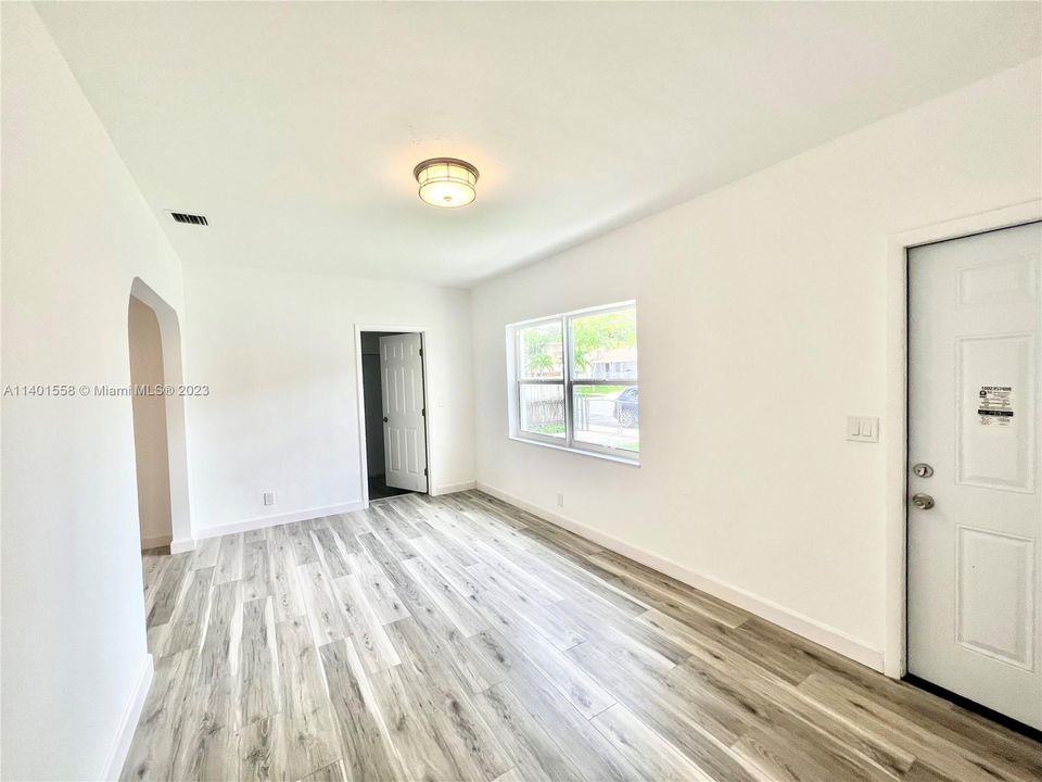 Recently Rented: $2,950 (2 beds, 1 baths, 907 Square Feet)