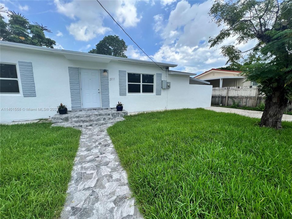 Recently Rented: $2,950 (2 beds, 1 baths, 907 Square Feet)