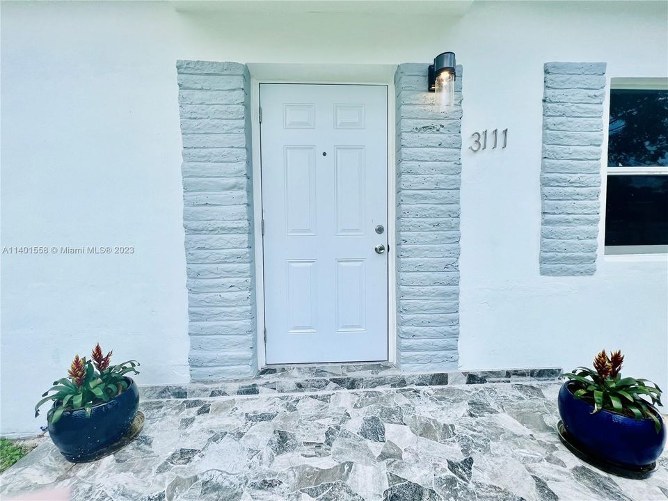Recently Rented: $2,950 (2 beds, 1 baths, 907 Square Feet)