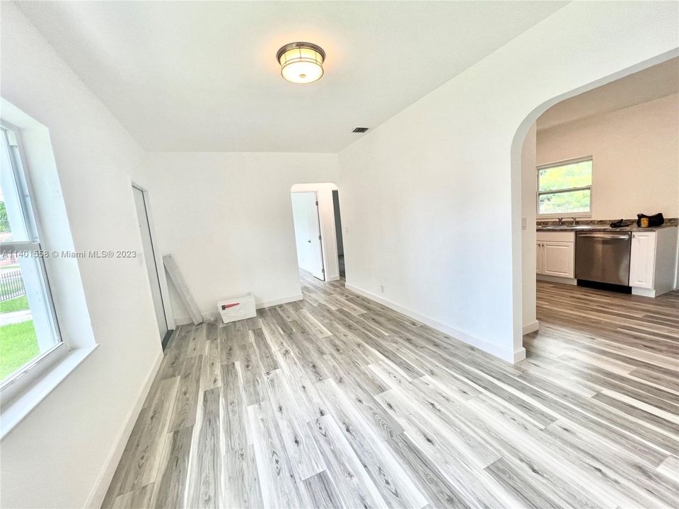 Recently Rented: $2,950 (2 beds, 1 baths, 907 Square Feet)