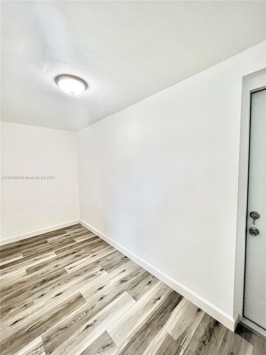 Recently Rented: $2,950 (2 beds, 1 baths, 907 Square Feet)