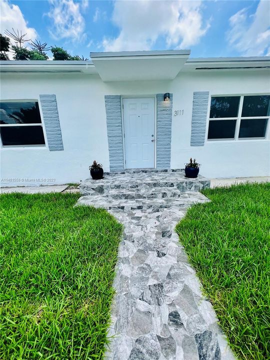 Recently Rented: $2,950 (2 beds, 1 baths, 907 Square Feet)