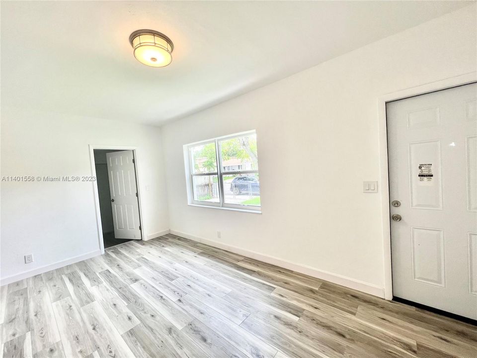 Recently Rented: $2,950 (2 beds, 1 baths, 907 Square Feet)