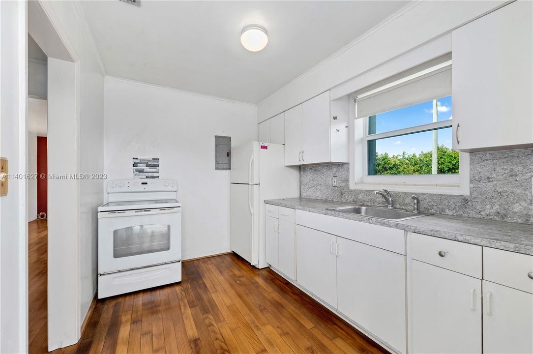 Recently Sold: $450,000 (1 beds, 1 baths, 813 Square Feet)