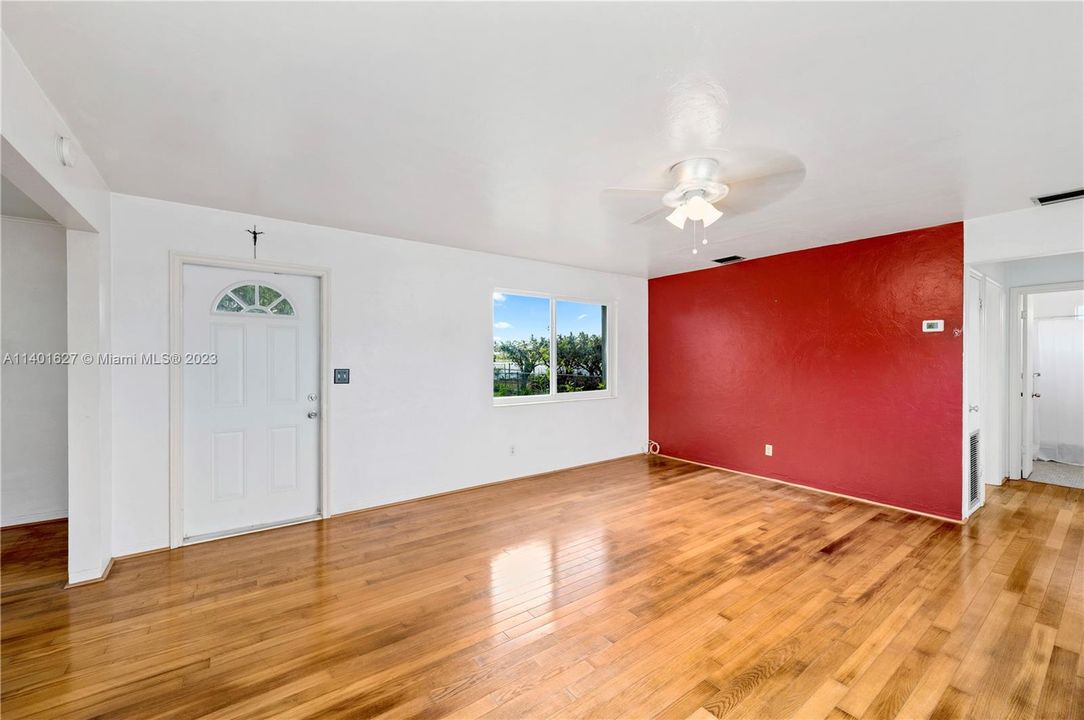 Recently Sold: $450,000 (1 beds, 1 baths, 813 Square Feet)