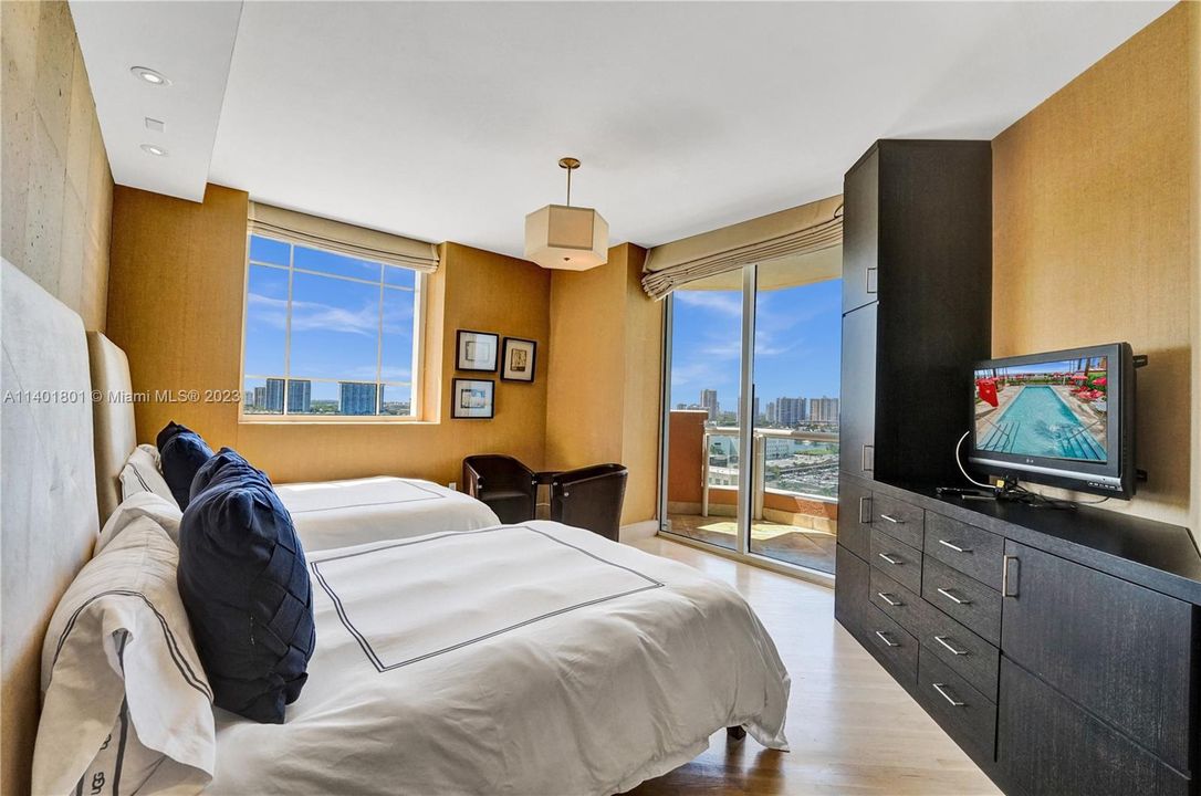 Recently Sold: $3,500,000 (3 beds, 4 baths, 2736 Square Feet)