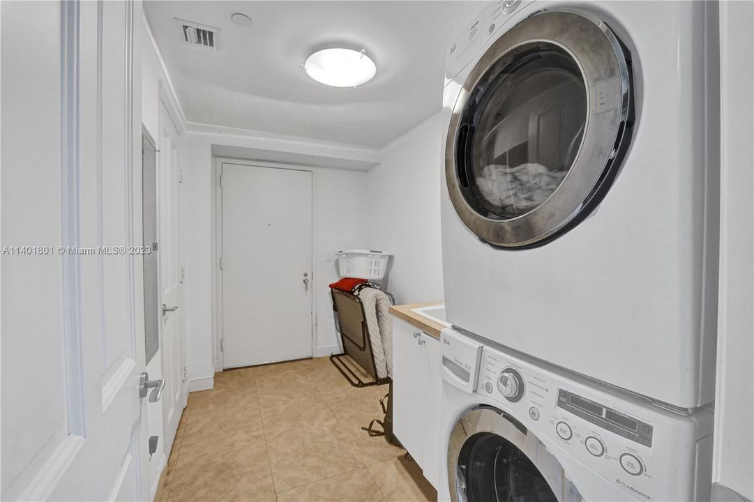 Recently Sold: $3,500,000 (3 beds, 4 baths, 2736 Square Feet)