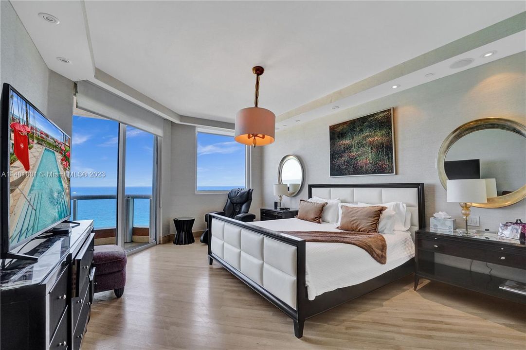 Recently Sold: $3,500,000 (3 beds, 4 baths, 2736 Square Feet)