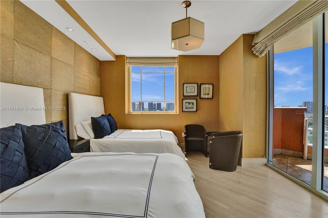 Recently Sold: $3,500,000 (3 beds, 4 baths, 2736 Square Feet)