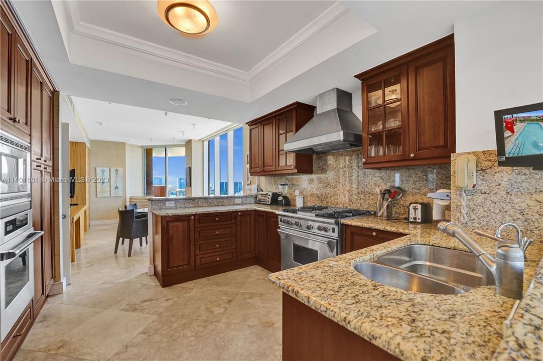 Recently Sold: $3,500,000 (3 beds, 4 baths, 2736 Square Feet)