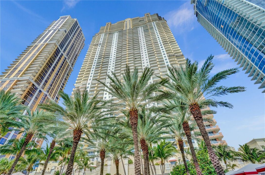 Recently Sold: $3,500,000 (3 beds, 4 baths, 2736 Square Feet)