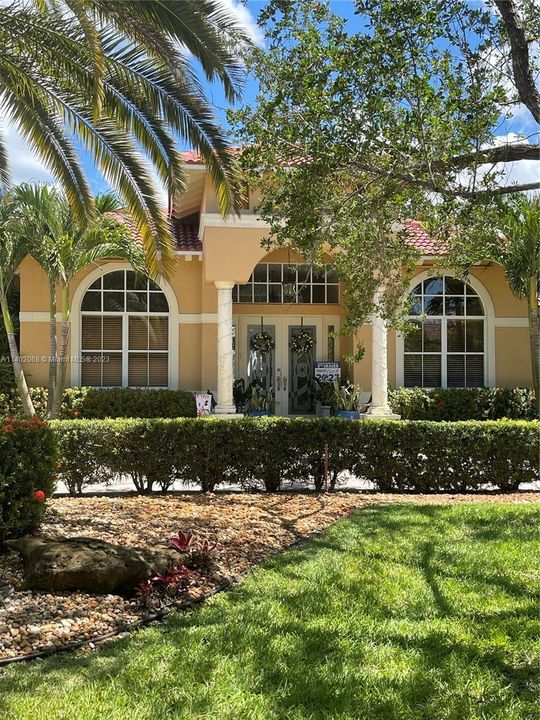 Recently Sold: $1,499,000 (5 beds, 3 baths, 3840 Square Feet)
