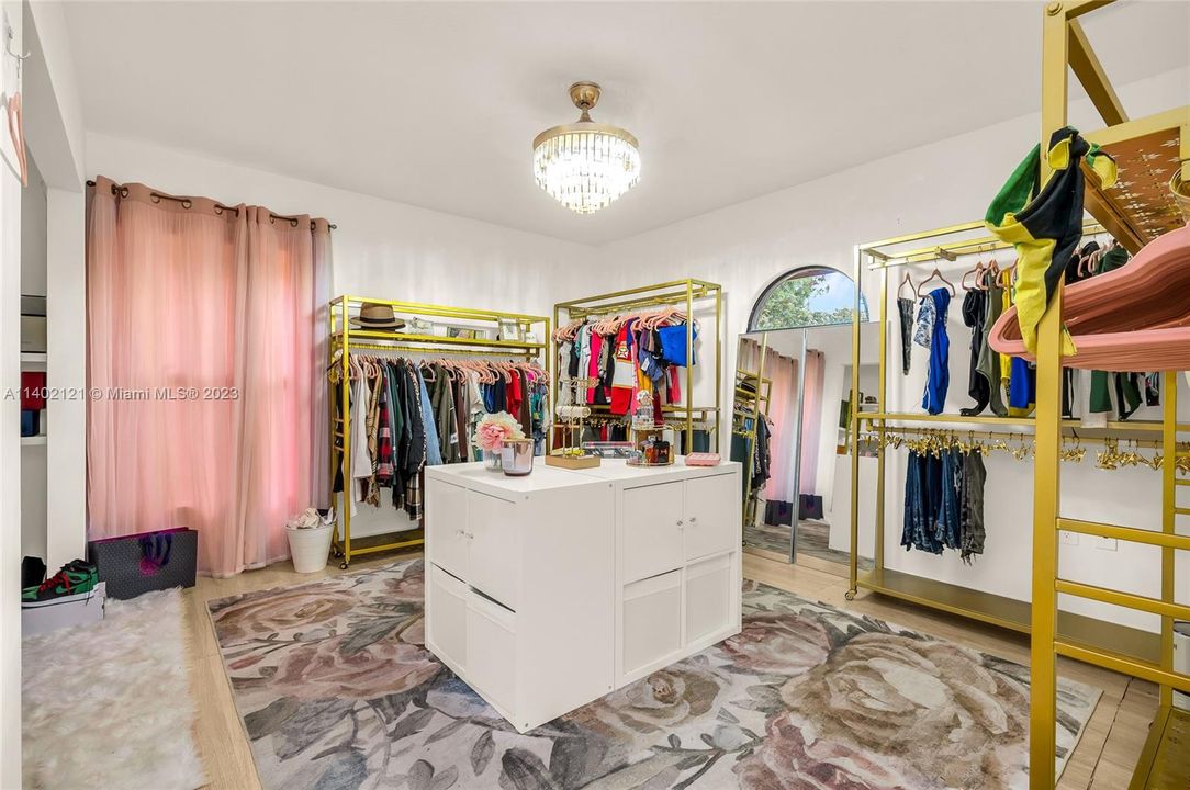 Recently Rented: $4,500 (4 beds, 3 baths, 2740 Square Feet)