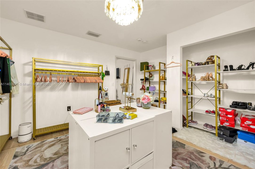 Recently Rented: $4,500 (4 beds, 3 baths, 2740 Square Feet)