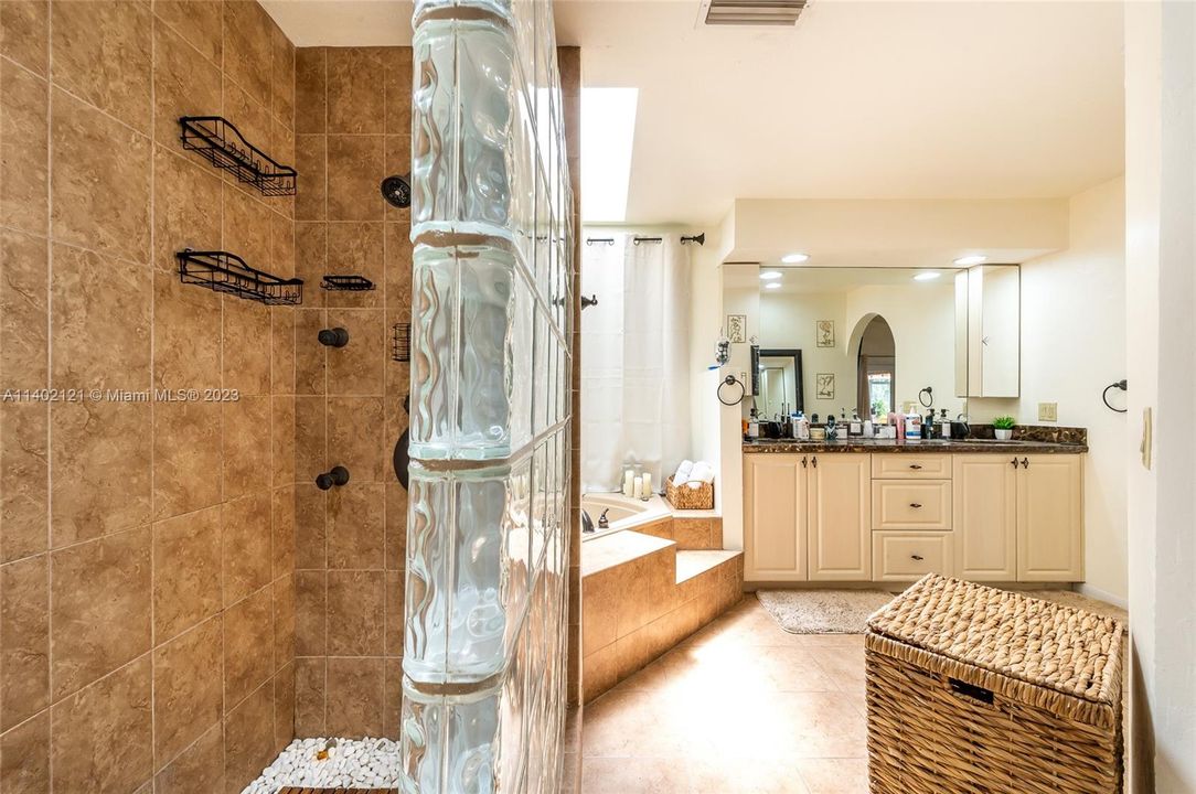 Recently Rented: $4,500 (4 beds, 3 baths, 2740 Square Feet)