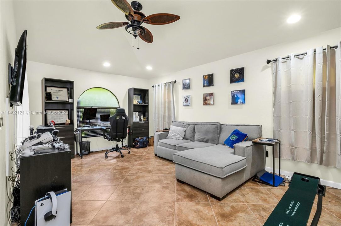 Recently Rented: $4,500 (4 beds, 3 baths, 2740 Square Feet)