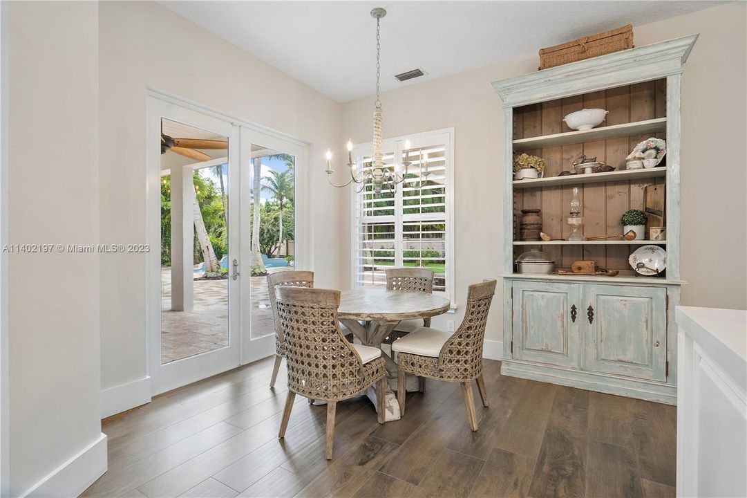 Recently Sold: $2,399,000 (5 beds, 3 baths, 2802 Square Feet)