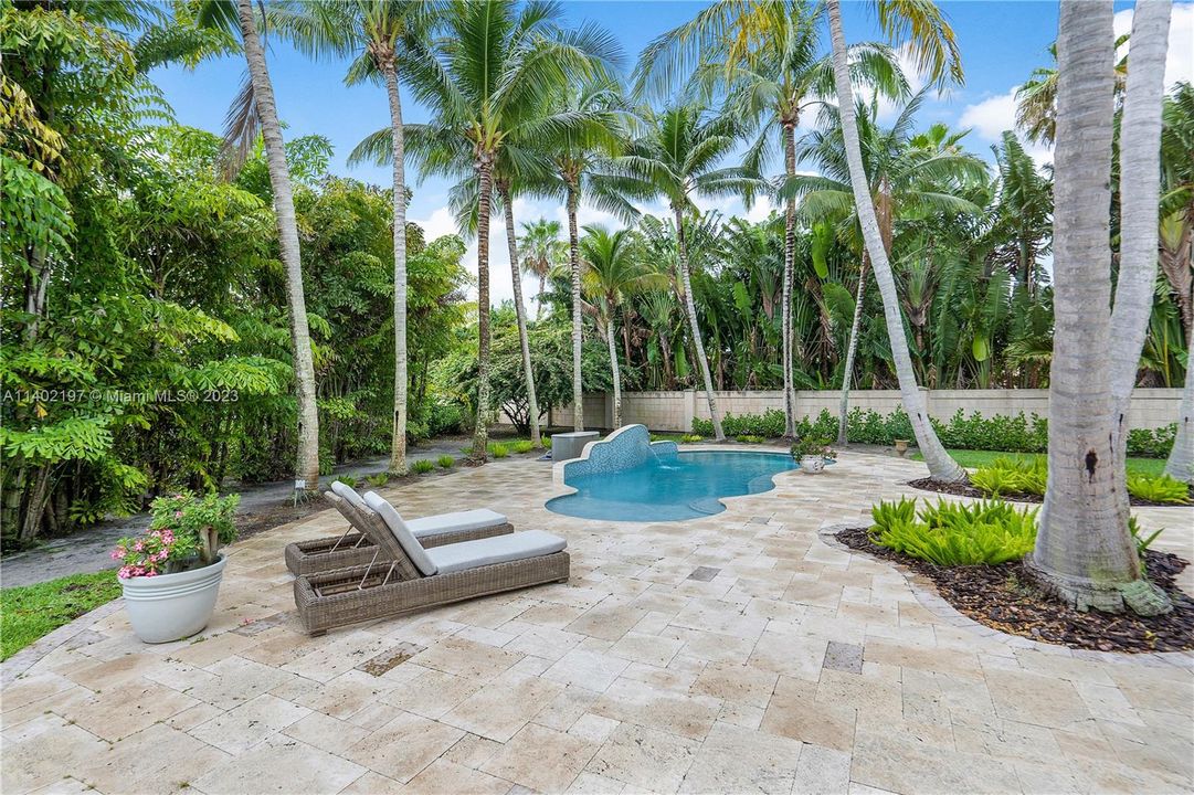 Recently Sold: $2,399,000 (5 beds, 3 baths, 2802 Square Feet)