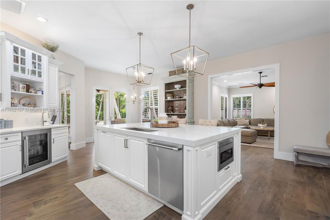 Recently Sold: $2,399,000 (5 beds, 3 baths, 2802 Square Feet)