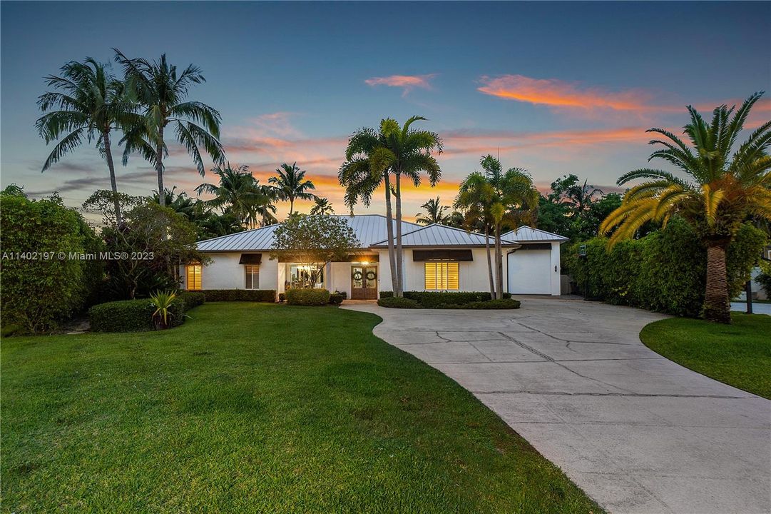 Recently Sold: $2,399,000 (5 beds, 3 baths, 2802 Square Feet)