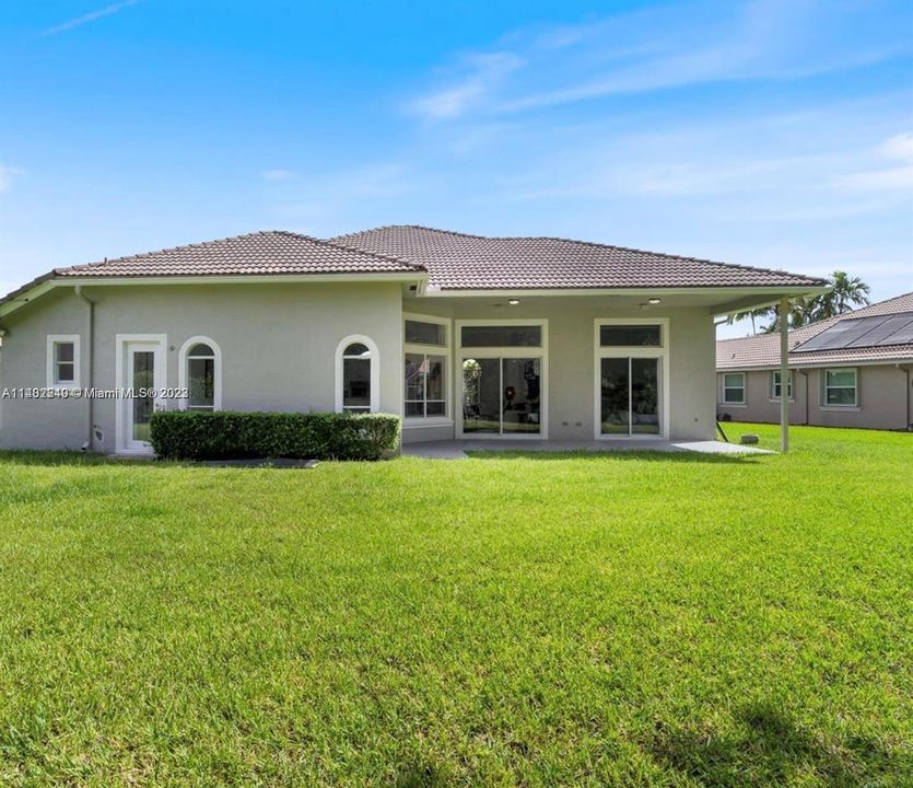 Recently Sold: $900,000 (5 beds, 3 baths, 2696 Square Feet)