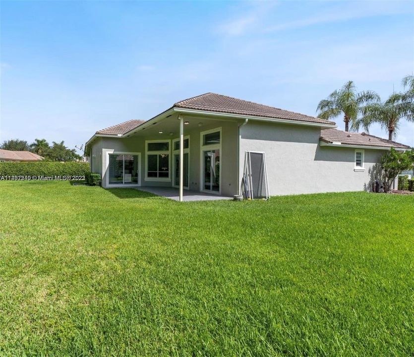 Recently Sold: $900,000 (5 beds, 3 baths, 2696 Square Feet)