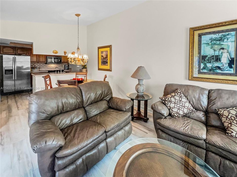 最近售出: $214,900 (2 贝兹, 2 浴室, 850 平方英尺)