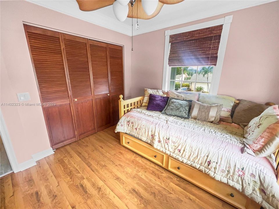 最近售出: $214,900 (2 贝兹, 2 浴室, 850 平方英尺)