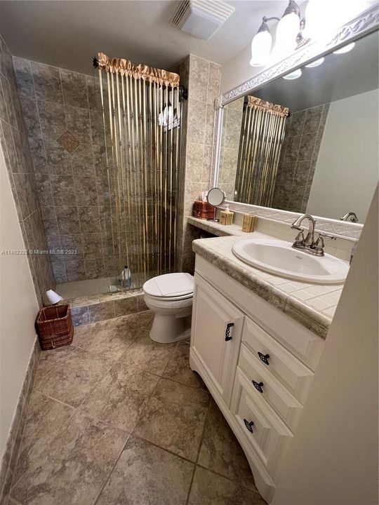 最近售出: $214,900 (2 贝兹, 2 浴室, 850 平方英尺)