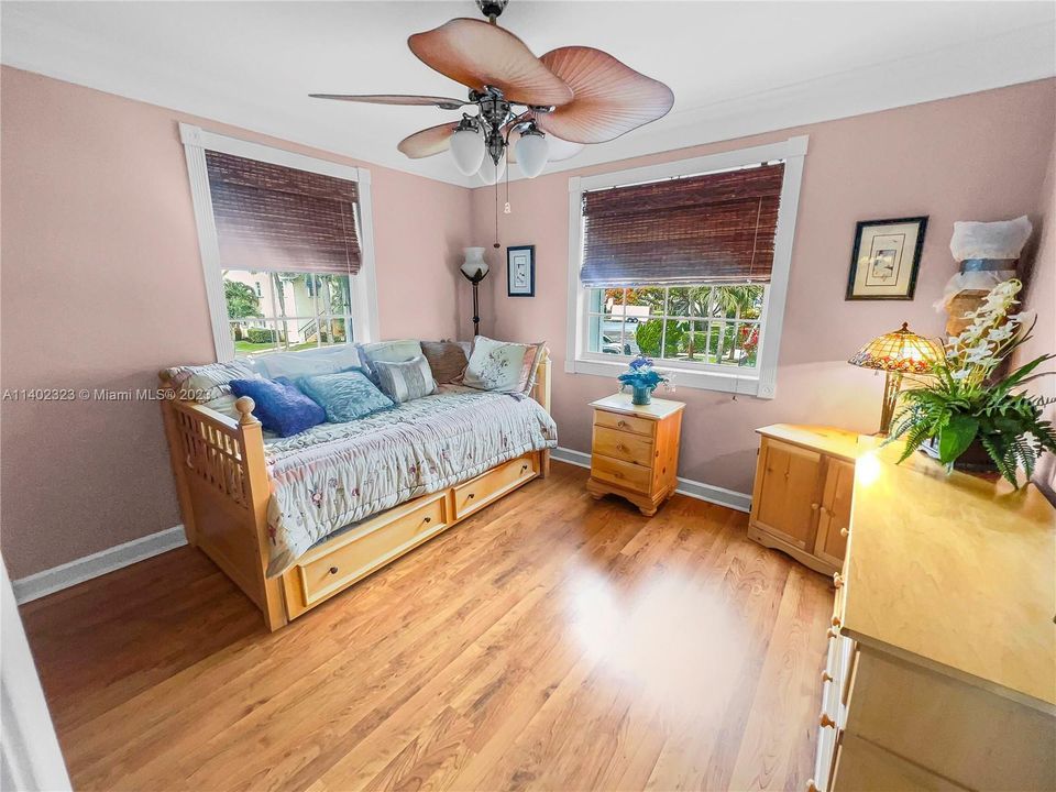 最近售出: $214,900 (2 贝兹, 2 浴室, 850 平方英尺)