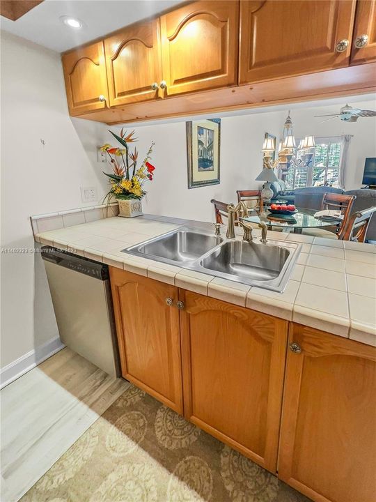 最近售出: $214,900 (2 贝兹, 2 浴室, 850 平方英尺)