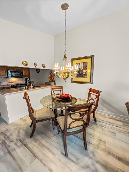 最近售出: $214,900 (2 贝兹, 2 浴室, 850 平方英尺)