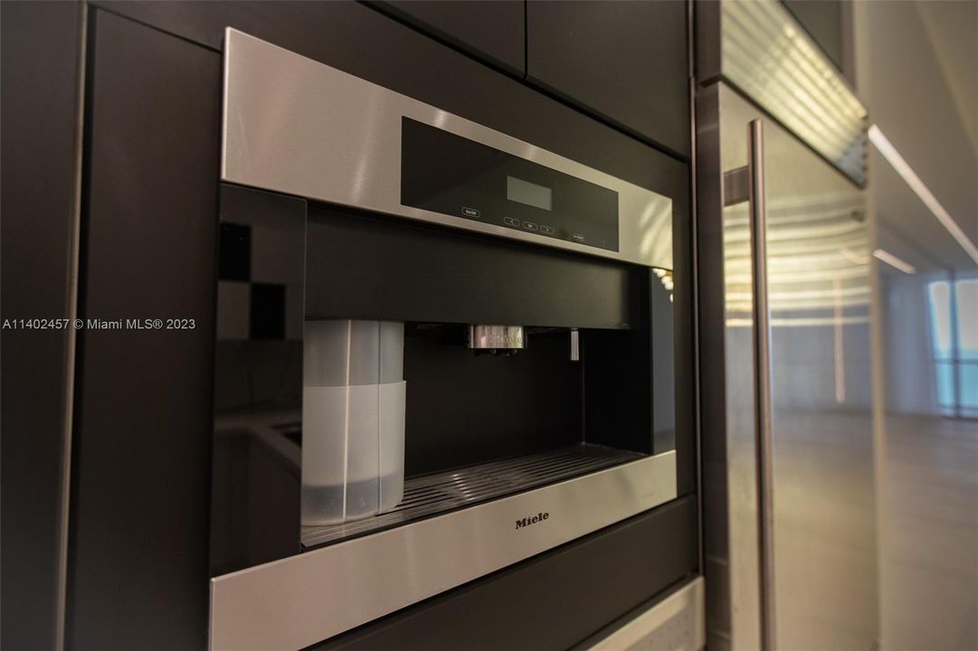 Recently Sold: $4,400,000 (2 beds, 2 baths, 1685 Square Feet)