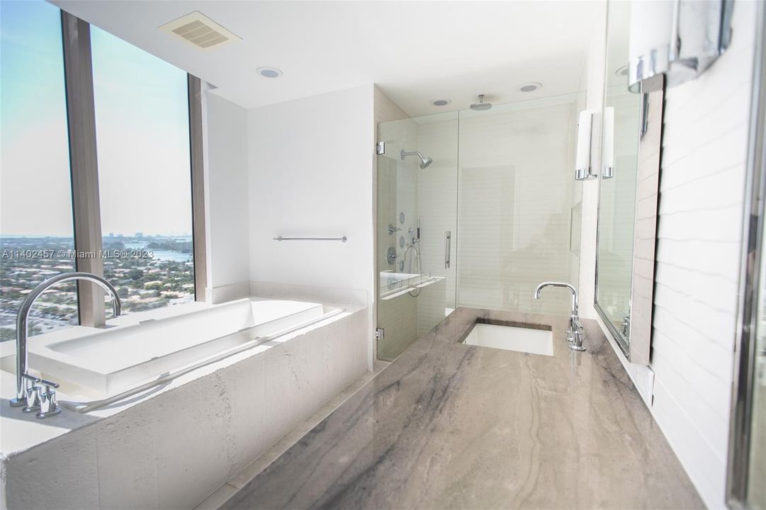 Recently Sold: $4,400,000 (2 beds, 2 baths, 1685 Square Feet)