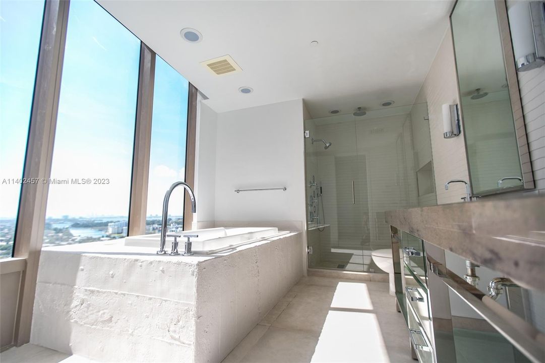 Recently Sold: $4,400,000 (2 beds, 2 baths, 1685 Square Feet)