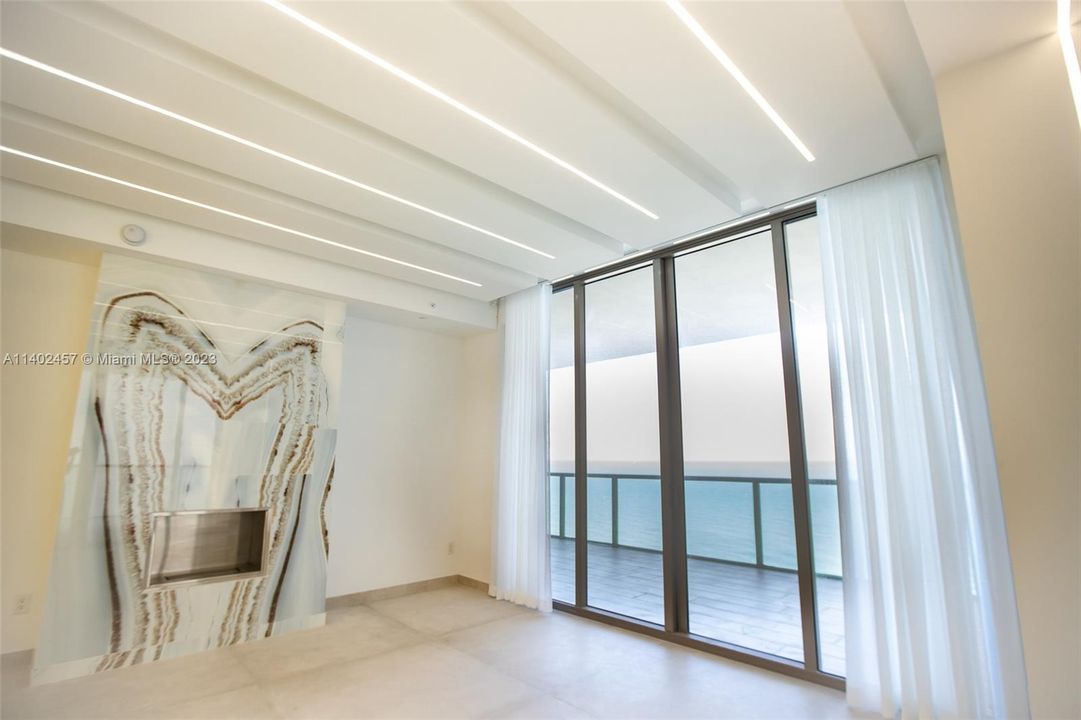 Recently Sold: $4,400,000 (2 beds, 2 baths, 1685 Square Feet)