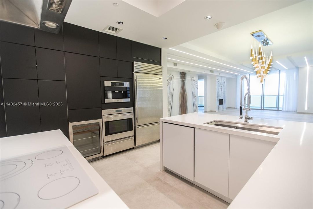 Recently Sold: $4,400,000 (2 beds, 2 baths, 1685 Square Feet)