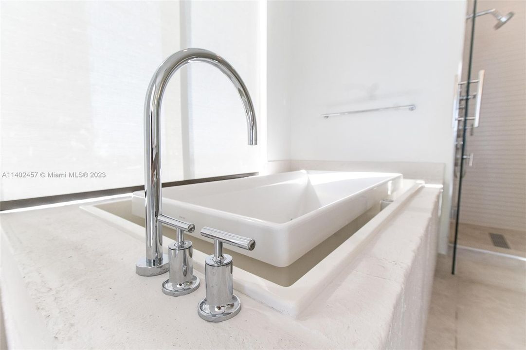 Recently Sold: $4,400,000 (2 beds, 2 baths, 1685 Square Feet)