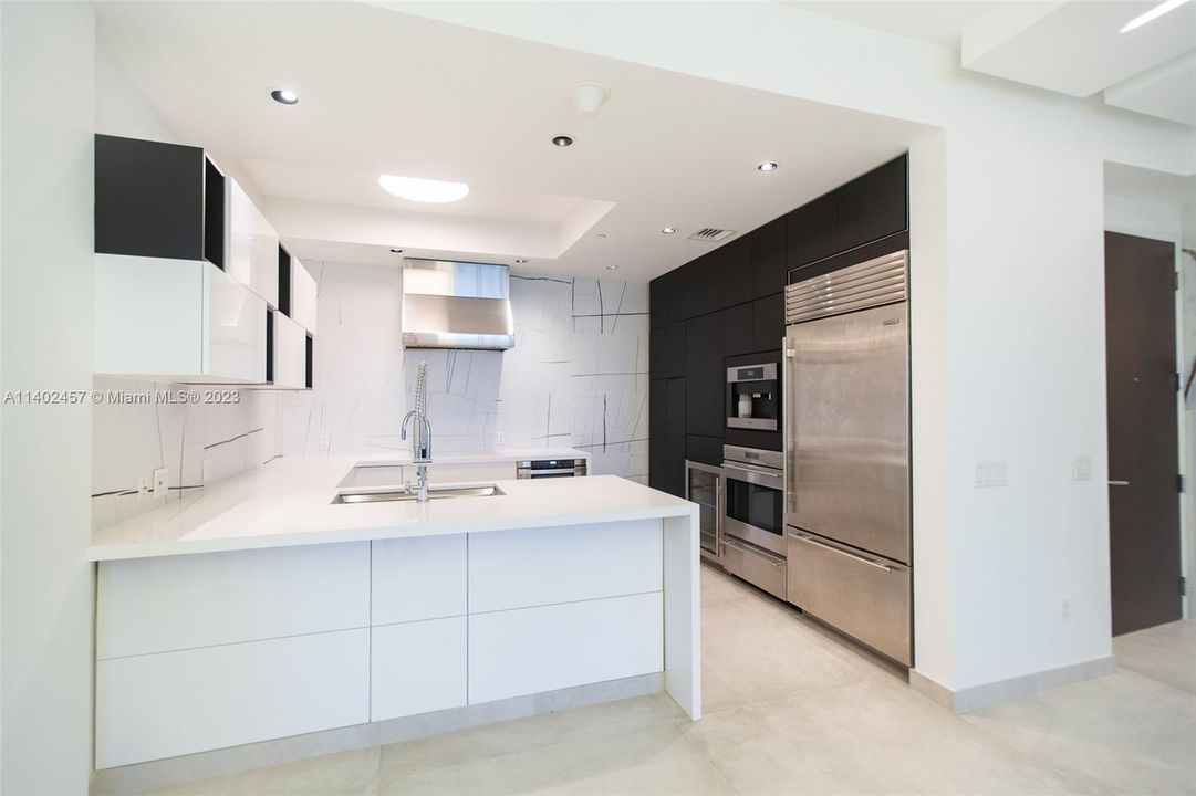 Recently Sold: $4,400,000 (2 beds, 2 baths, 1685 Square Feet)