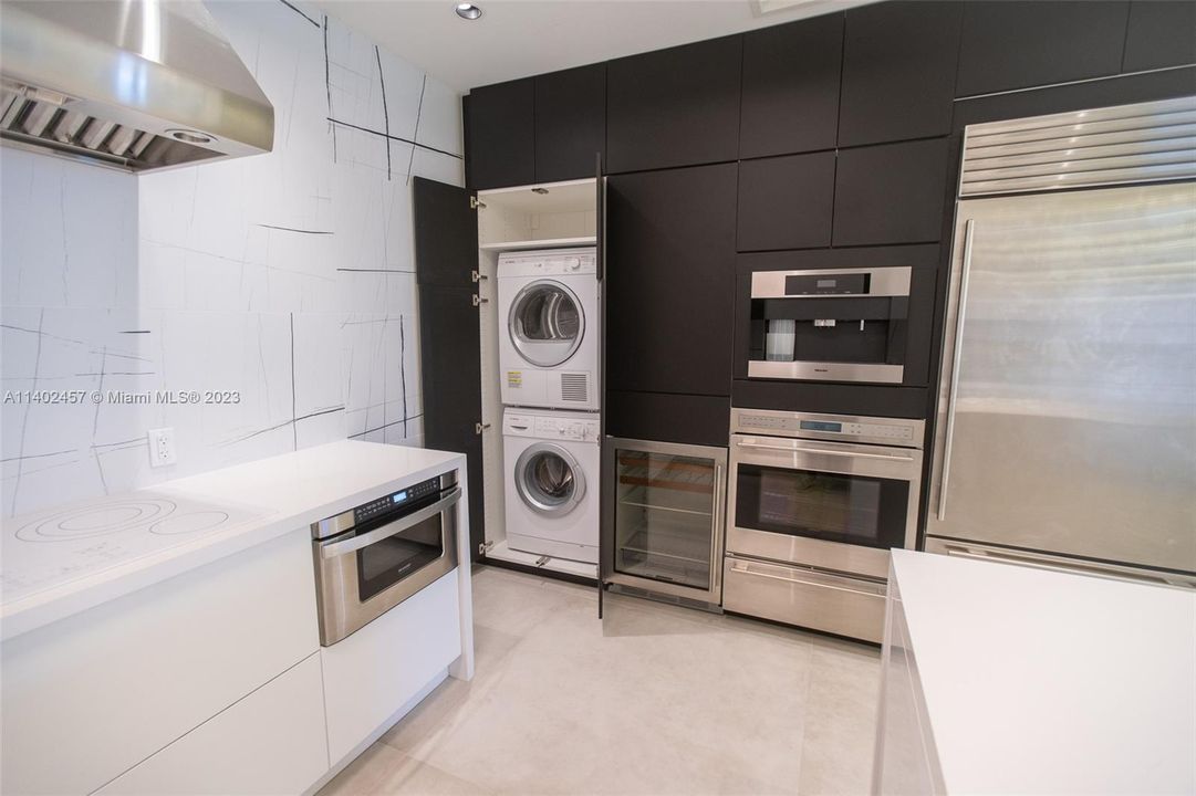 Recently Sold: $4,400,000 (2 beds, 2 baths, 1685 Square Feet)